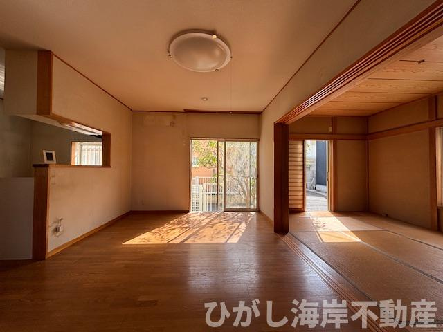 茅ヶ崎市白浜町 　中古戸建の居間・リビング|室内クリーニング済み！　13.5帖　LDK