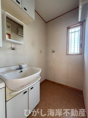 茅ヶ崎市白浜町 　中古戸建の独立洗面台|室内クリーニング済み！　脱衣スペース