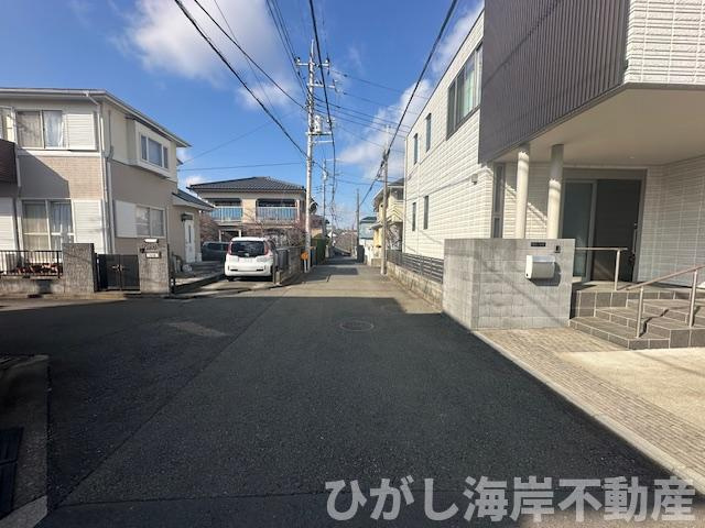 藤沢市大鋸　新築戸建の前面道路含む現地写真| 3月10日撮影　建築中　現地外観 