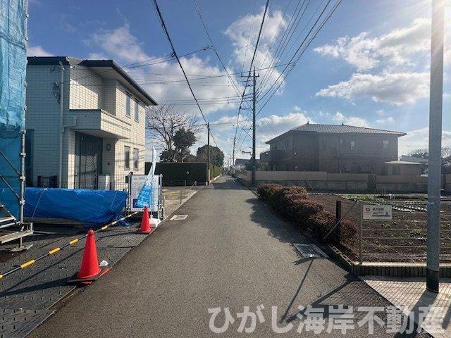 藤沢市大鋸　新築戸建の前面道路含む現地写真| 3月10日撮影　建築中　現地外観 