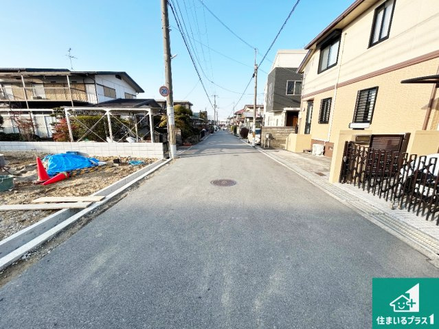 羽曳野市羽曳が丘西　新築一戸建ての前面道路含む現地写真|周辺は落ち着いた街並みの住宅地！子育てがしやすい住環境です！まだ未完成ですが、現地でしかわからない事もございます。是非一度ご覧ください。