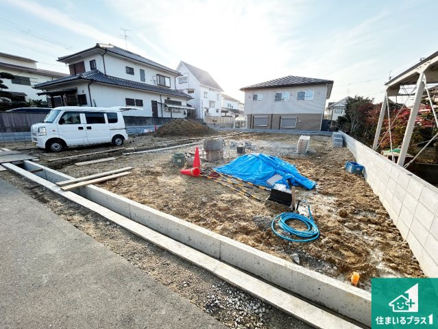 羽曳野市羽曳が丘西　新築一戸建ての外観|周辺は落ち着いた街並みの住宅地！子育てがしやすい住環境です！まだ未完成ですが、現地でしかわからない事もございます。是非一度ご覧ください。