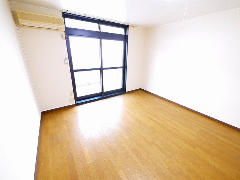 レオパレスナカノの寝室|使いやすい居間です