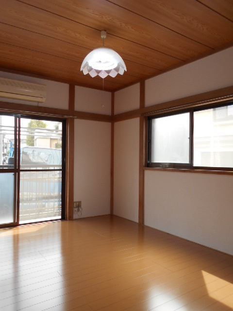 ハイム滝の居間・リビング|☆洋室6帖☆角部屋、２面採光です☆