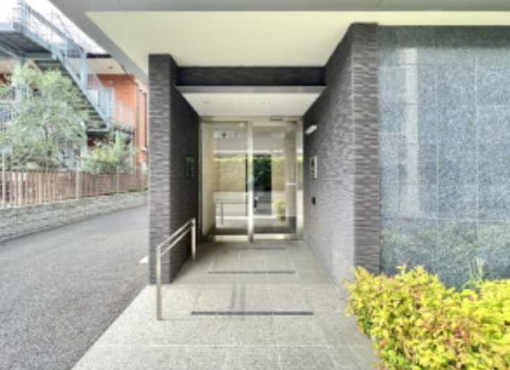 ベルメゾン若林　角部屋　ウォークインクローゼット　駐車場のエントランス