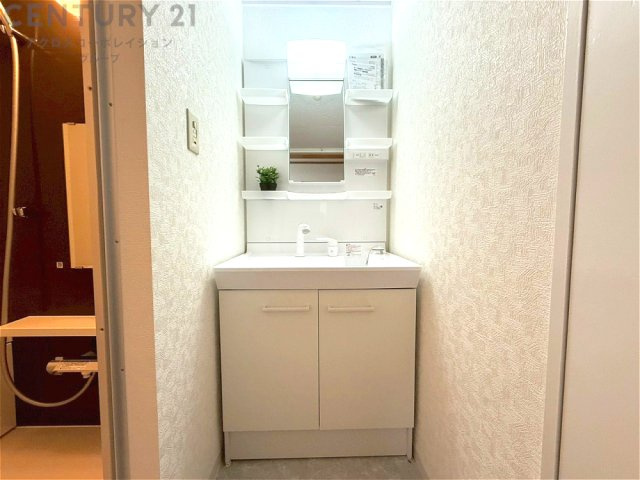 化粧品や洗顔料、歯ブラシなどの必需品をまとめて置ける収納スペースがあり、使用するたびに取り出す手間が省けます。また、水回りのため、濡れても大丈夫な素材が使用されており、お手入れが簡単です。