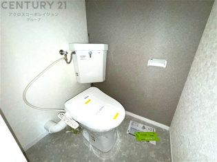 温水洗浄便座付トイレは温水洗浄機能により、暖かい水でおしりを洗浄することができ、冷たい水を使う従来の便座に比べ、温水洗浄機能で暖かいトイレを提供し、快適な使用を可能にします。
