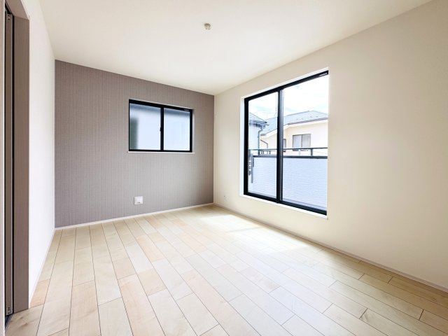 松戸市松戸新田新築戸建【寒風台小学校：10分】の寝室|7帖寝室・アクセントクロス・南側バルコニー前の明るいお部屋です♪