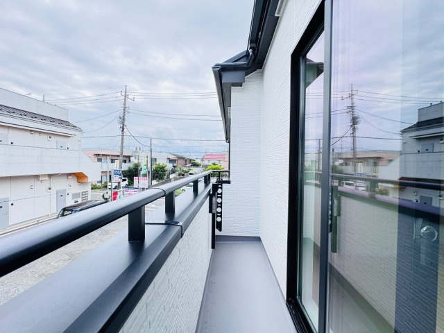 松戸市松戸新田新築戸建【寒風台小学校：10分】のバルコニー|寝室前南向きバルコニー・日当たり良好♪