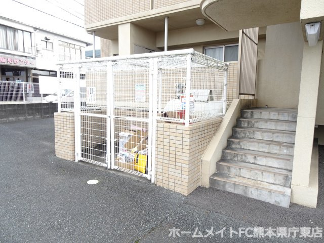 熊本市中央区帯山４丁目の賃貸マンションのエントランス