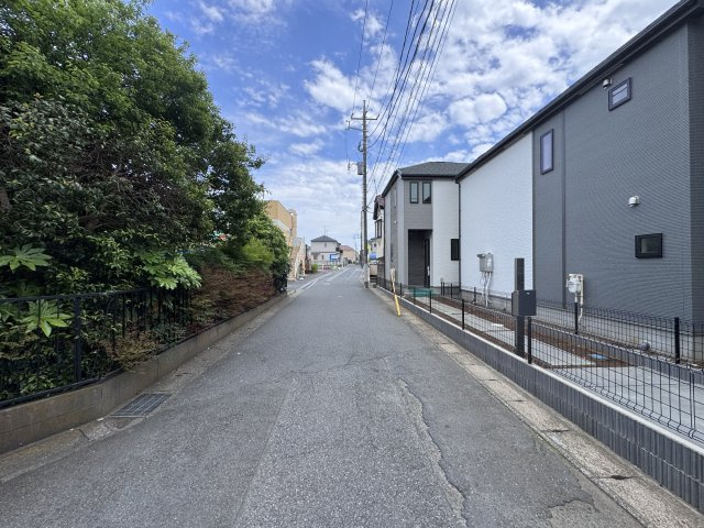 松戸市松戸新田新築戸建【寒風台小学校：10分】の前面道路含む現地写真|北側前面道路