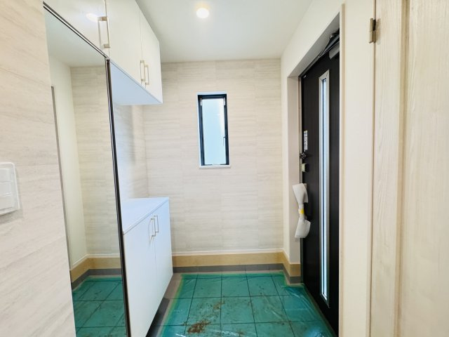 松戸市松戸新田新築戸建【寒風台小学校：10分】の玄関|玄関ホール・ミラー付きシューズボックス