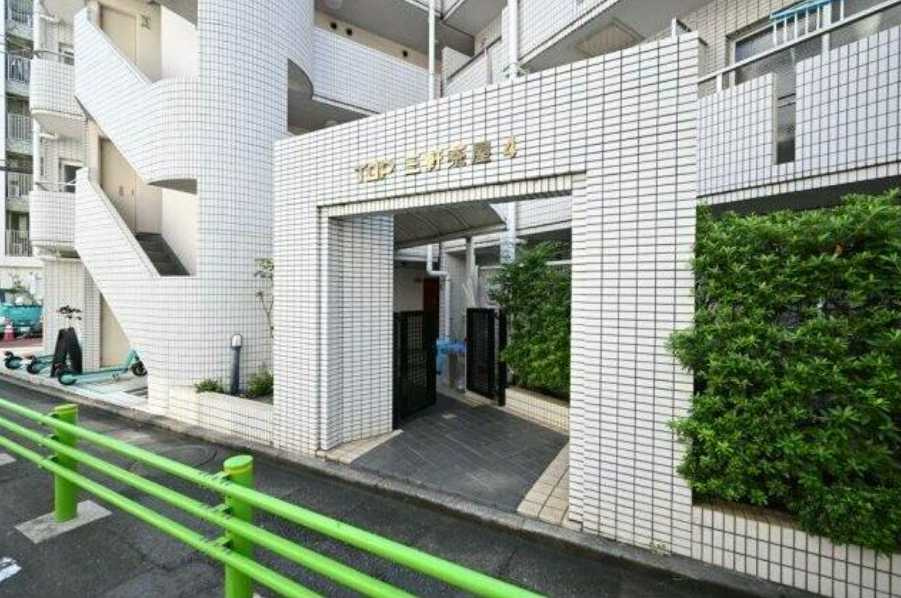 トップ三軒茶屋第4　分譲賃貸　三軒茶屋エリア　室内洗濯機置き場のエントランス
