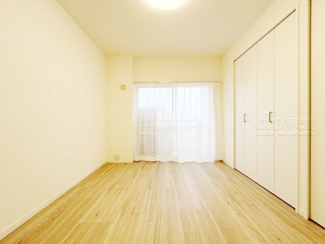 【洋室】 | ハイネス東中野 | 窓から明るい光が差し込む洋室。ベッドを置いて個人居室にする場合は、多くの時間を過ごすことになる空間です。使い勝手や落ち着きを想像してください。～即日のご見学可能～　お問合せはお気軽にどうぞ。
