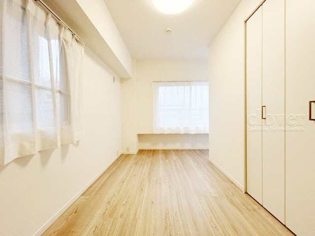 【子供部屋】 | ハイネス東中野 | 二面の窓から差し込む陽光が大変明るい洋室。太陽光のありがたみを感じますね。室内のレイアウトを想像するのも楽しくなってきます。～即日のご見学可能～　お問合せはお気軽にどうぞ。
