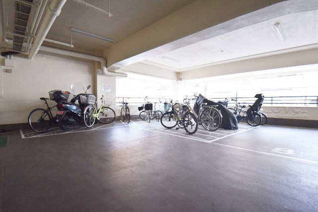 【駐輪場】 | ハイネス東中野 | 自転車置き場。マンションの共用部にあたります。空きの有無や駐輪料金、各戸の台数制限などについては、改めてお問い合わせください。～即日のご見学可能～　お問合せはお気軽にどうぞ。
