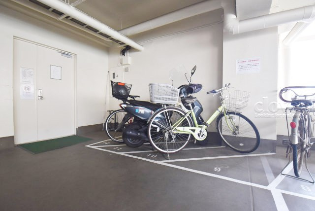 【駐車場】 | ハイネス東中野 | バイク置き場。空き区画の有無や駐輪料金、サイズおよび排気量規定などについては、改めてお問い合わせください。～即日のご見学可能～　お問合せはお気軽にどうぞ。
