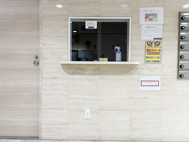 【受付】 | ハイネス東中野 | 管理人さんが勤務する管理室です。マンションに出入りする人たちを見守り、注意を払ってくれています。～即日のご見学可能～　お問合せはお気軽にどうぞ。
