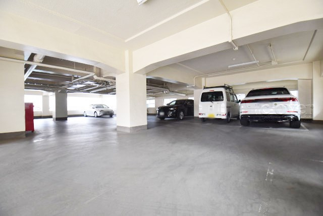 【駐車場】 | ハイネス東中野 | マンションの駐車場スペース。空きの有無や駐車料金、サイズ規定などについては、改めてお問い合わせください。～即日のご見学可能～　お問合せはお気軽にどうぞ。
