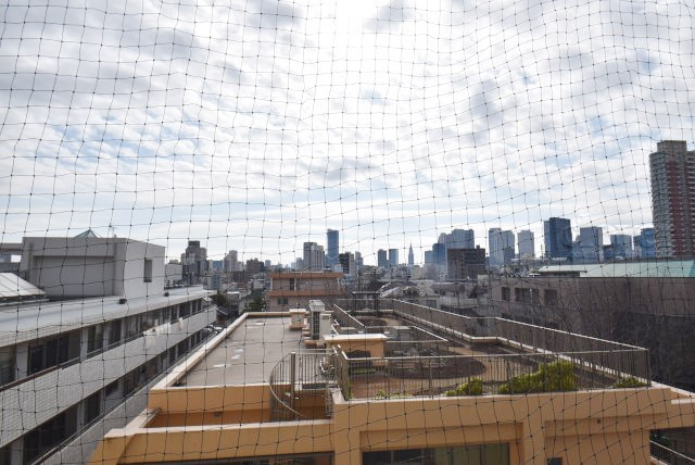 【展望】 | ハイネス東中野 | 眼前に広がる空の雄大さと、このお部屋の自慢の一つである「眺望」をご覧ください。毎日、この景色を独り占めできる新生活に夢が広がります。～即日のご見学可能～　お問合せはお気軽にどうぞ。
