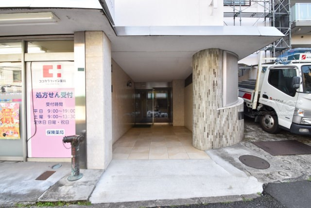 【エントランス】 | ハイネス東中野 | お客様を、そして住人を出迎えてくれるマンションのエントランス。ゴミが落ちていないことからも、管理状態の良さや住民の節度の高さが見て取れます。～即日のご見学可能～　お問合せはお気軽にどうぞ。

