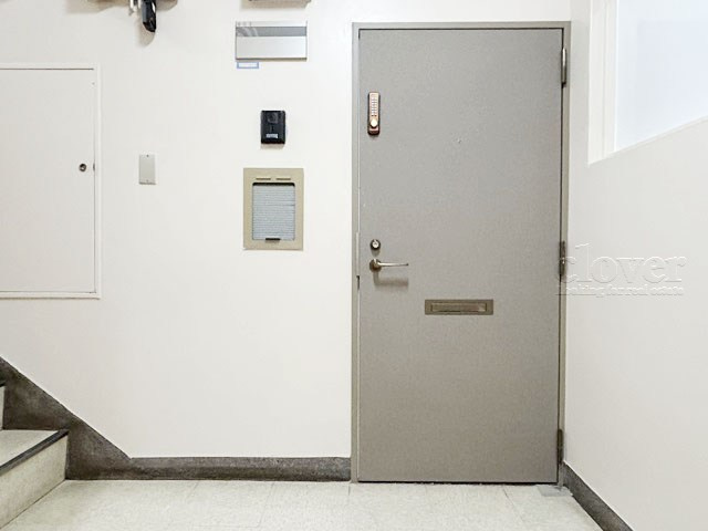 【その他共用部分】 | ハイネス東中野 | 皆様をお迎えする、お部屋の玄関ドア。開けやすさや開放角度、ドアノブの操作しやすさや鍵の形状などを、現地で一度ご確認ください。～即日のご見学可能～　お問合せはお気軽にどうぞ。
