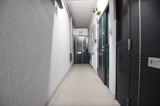 【その他共用部分】 | マンションの共用廊下です。きれいに清掃されています。周囲のお部屋の様子も、ぜひ伺ってみてください。～即日のご見学可能～　お問合せはお気軽にどうぞ。