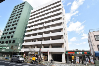 【外観】 | 青空によく映える建物です。手入れの行き届いた外壁やマンション正面エントランスなど、綺麗な姿をぜひ一度、現地にてご覧ください。～即日のご見学可能～　お問合せはお気軽にどうぞ。