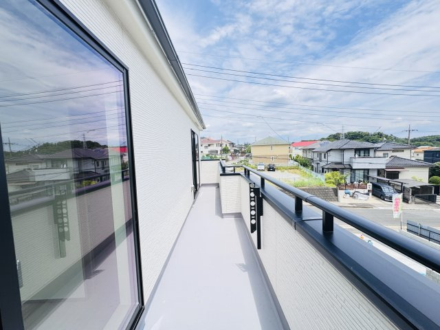 松戸市八ケ崎５丁目新築戸建【八ヶ崎小学校：7分】のバルコニー|南向きワイドバルコニー・日当たり良好♪