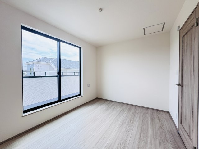 松戸市八ケ崎５丁目新築戸建【八ヶ崎小学校：7分】の子供部屋|6帖洋室・南側バルコニー前の明るいお部屋です♪