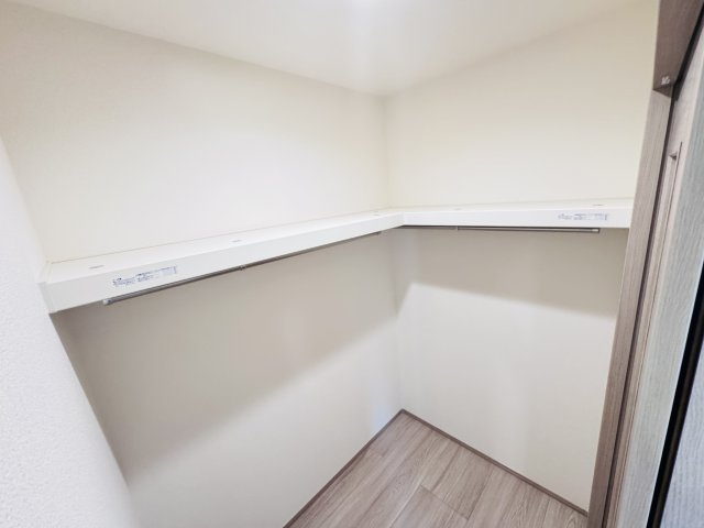 松戸市八ケ崎５丁目新築戸建【八ヶ崎小学校：7分】の収納|2Fファミリークローゼット