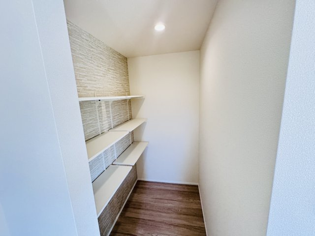 松戸市八ケ崎５丁目新築戸建【八ヶ崎小学校：7分】のキッチン|キッチン横・パントリースペース