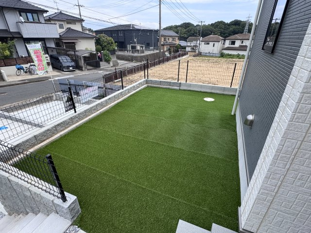 松戸市八ケ崎５丁目新築戸建【八ヶ崎小学校：7分】の庭|玄関ホール前・庭スペース