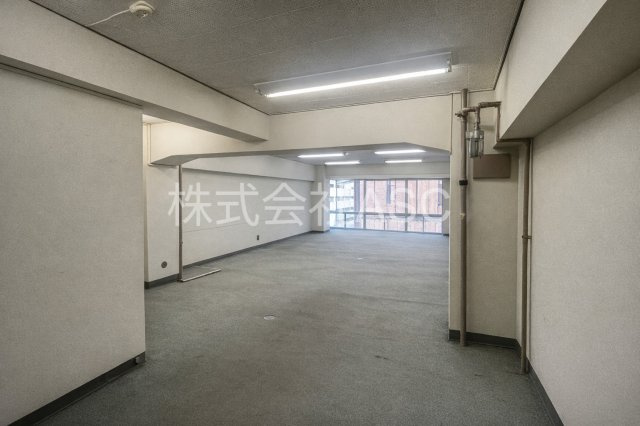 第一シルバービルの洋室