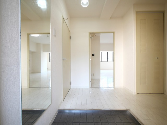 ロベリア弐番館の玄関