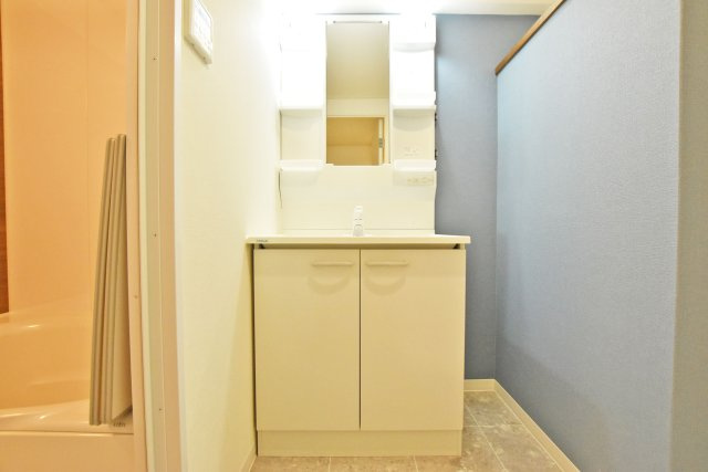 ノバカネイチ塚本の独立洗面台|洗面化粧台も新調済み。洗顔フォームのような細かいものは鏡裏の収納スペースへ、洗面ボウル下にはタオルや洗剤を収納して洗面周りをスッキリと片付け出来ます。