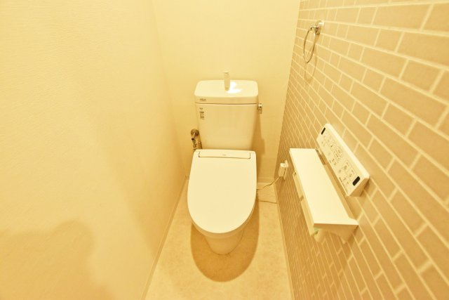 ノバカネイチ塚本のトイレ|寒い日でも快適に利用できるウォシュレット付トイレです。