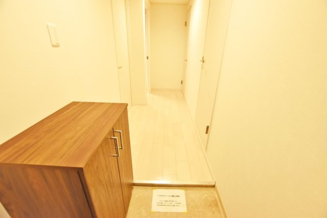 ノバカネイチ塚本の玄関|玄関横には収納スペース有り。毎日使う場所だからこそきれいに片付けておきたいですね。玄関収納の上には玄関を彩るお花や絵画を飾れます。