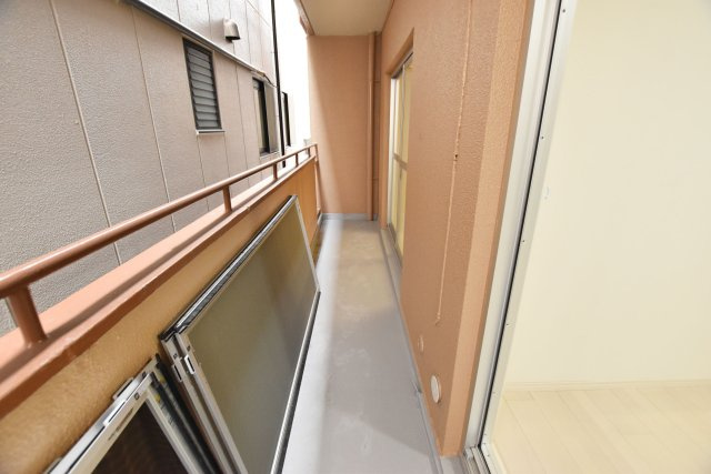 ノバカネイチ塚本のバルコニー|東側バルコニー。洋室とダイニングスペースに面しており、自然光を室内に注ぎ込みます。