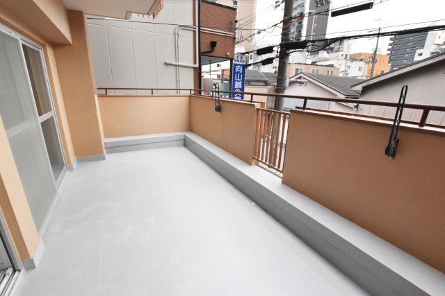 ノバカネイチ塚本のバルコニー|南側バルコニー。奥行があり、洗濯物を干すだけでなく天気のいい日には気分転換をするにもいい場所です。