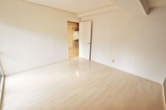 ノバカネイチ塚本の洋室|南側洋室約7帖。