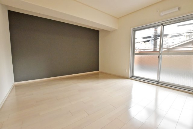 ノバカネイチ塚本の洋室|南側洋室約7帖。バルコニーに面した明るいお部屋です。アクセントクロスが部屋を引き締めます。