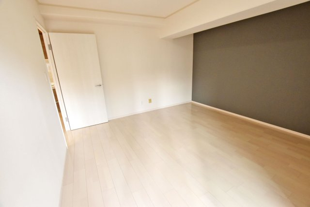 ノバカネイチ塚本の洋室|南側洋室約7帖。