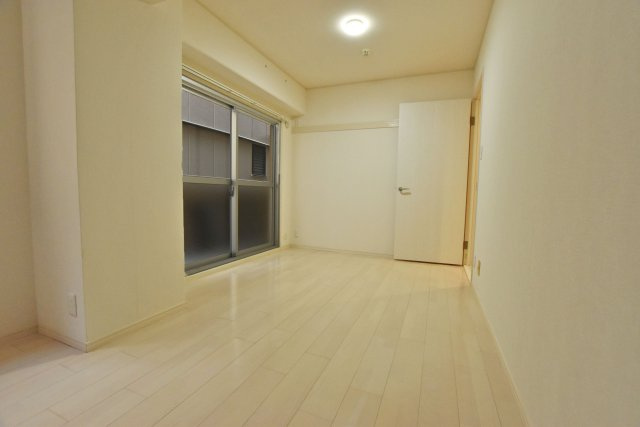 ノバカネイチ塚本の洋室|北側洋室約7帖。