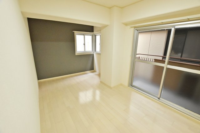 ノバカネイチ塚本の洋室|北側洋室約7帖。2面採光の明るいお部屋です。