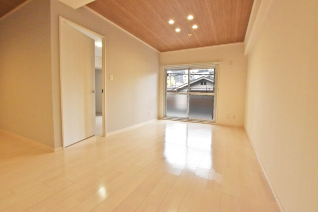 ノバカネイチ塚本の居間・リビング|南側に大きく開いた窓から明るい陽射しが差し込むリビングは家族の笑い声が聞こえてきそうな空間です。