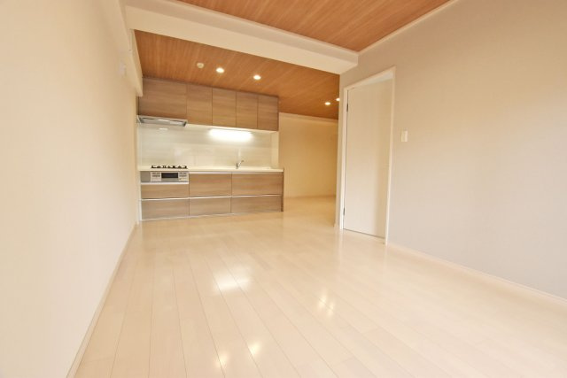 ノバカネイチ塚本の居間・リビング|広々としたリビングダイニングは約16.5帖。ダイニングとリビングがきれいに分かれているので、テーブルやソファの配置が楽ですね。