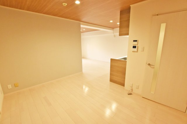 ノバカネイチ塚本の居間・リビング|キッチンのすぐ横はダイニングスペースにもリビングスペースにもどちらにも活用できます。バルコニーにも面しており明るい陽射しが差し込みます。