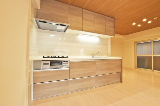 ノバカネイチ塚本のキッチン|システムキッチンは壁付けタイプなので空間を広く使える利点があります。もちろんピカピカなので気持ちいいですね。