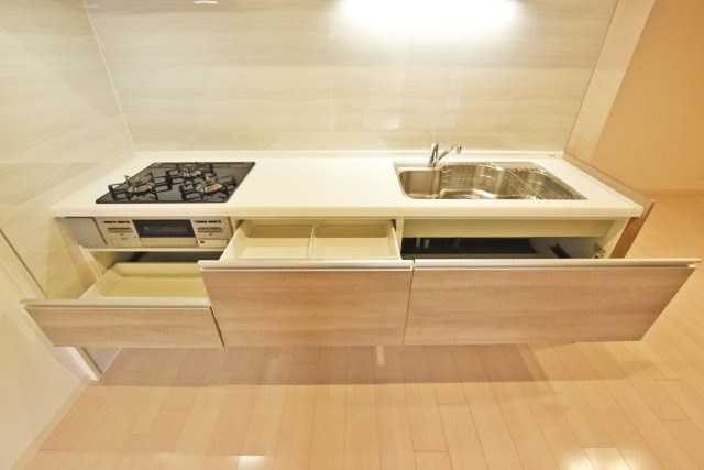 ノバカネイチ塚本のキッチン|キッチンシンク下には大きなお鍋やフライパンのようなものもスッポリしまえる収納スペースがあるので便利です。